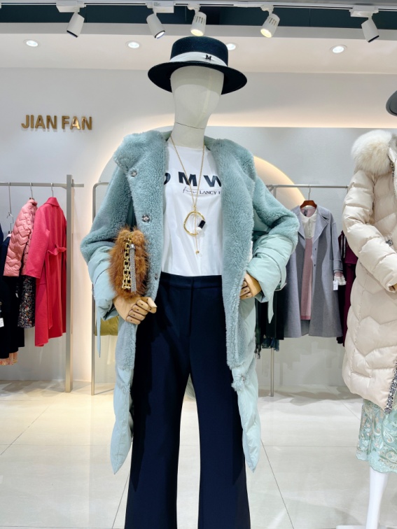 广州市健凡服饰有限公司,专注于品牌折扣女装尾货,大型直播女装集散中心